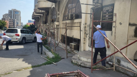 Nəsimi rayonunda binaların fasadında, istinad divarlarında təmir - bərpa işləri aparılır.