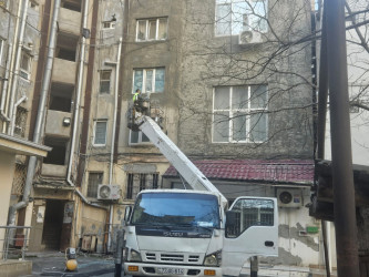 Nəsimi rayonunda şəhərin ümumi estetik görünüşünə xələl gətirən yaşayış binalarının fasadları təmir edilir.
