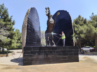 Nəsimi rayonunda abidələrin və barelyeflərin yuyulması tədbirləri aparılıb.