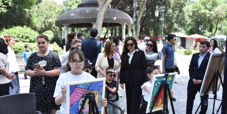Nəsimi rayonunda “Milli-mənəvi dəyərlərimiz tarixi irsimiz” mövzusunda “Çıxdı günəş, doldu cahan nur ilə” IV inkluziv yaradıcılıq-festival müsabiqəsinin yekun təltifetmə mərasimi keçirilib.