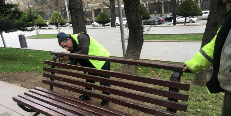 Bakıxanov küçəsi boyu parkda və səkilərdə cari təmir işləri aparılır