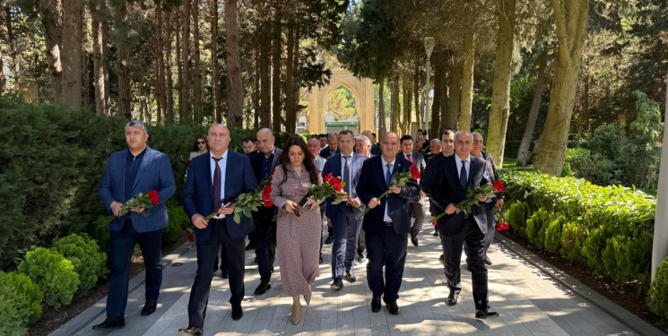 Nəsimi rayon İcra Hakimiyyətinin və rayon ictimaiyyətinin nümayəndələri Ulu Öndər Heydər Əliyevin xatirəsini ehtiramla yad ediblər.