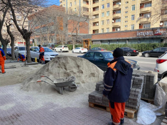 Nəsimi rayonunda C.Hacıbəyli küçəsinin piyada səkilərində aparılan təmir və bərpa işləri görülür