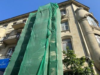 28 May küçəsi 6 ünvanında yerləşən tarixi binanın fasadında bərpa işləri aparılıb.