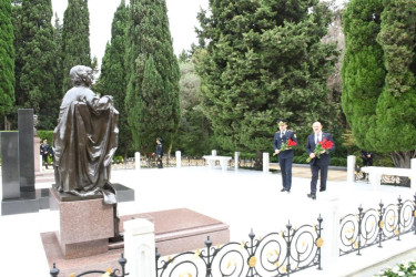 2 iyul - Polis Günü münasibəti ilə  Fəxri Xiyabanda Ulu Öndər Heydər Əliyevin məzarı ziyarət olunub