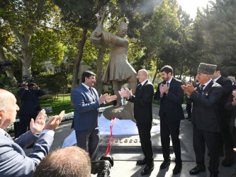 Prezident İlham Əliyev Bakıda Aşıq Ələsgərin abidəsinin açılışında iştirak edib