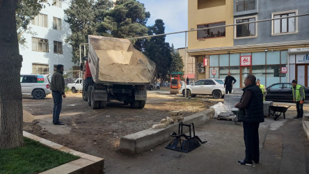 Nəsimi rayonunda binaları əhatə edən məhəllədaxili yollarda asfaltlaşma işləri aparılıb.