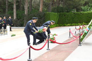 2 iyul - Polis Günü münasibəti ilə  Fəxri Xiyabanda Ulu Öndər Heydər Əliyevin məzarı ziyarət olunub