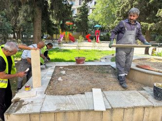 Mir Cəlal küçəsində yerləşən parkda cari təmir işləri aparılır.