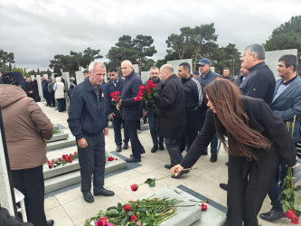 Nəsimi rayon ictimaiyyətinin nümayəndələri Anım Günü münasibətilə Hərbi Memorial Məzarlığı ziyarət etdi.