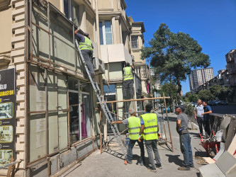 Nəsimi rayonunda binaların fasadında, istinad divarlarında təmir - bərpa işləri aparılır.