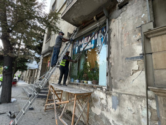 Nəsimi rayonunda binaların fasadında, istinad divarlarında təmir - bərpa işləri aparılır.