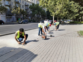 Bakıxanov küçəsi Sevil Qazıyeva parkında cari təmir işləri aparılıb.