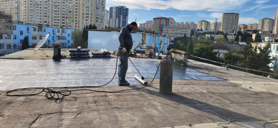 Yaşayış binalarının dam örtüklərində cari təmir işləri aparılır.