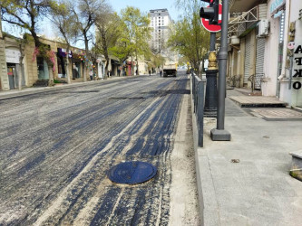 Azadlıq prospektində növbəti asfaltlaşma işləri başa çatıb.