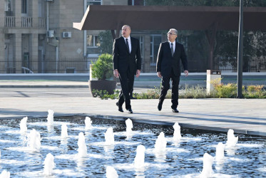 Azərbaycan Respublikasının Prezidenti İlham Əliyev Bakı Dəmiryol Vağzalının və metronun “28 May” stansiyasının qarşısında aparılmış abadlıq və yenidənqurma işlərindən sonra yaradılan şəraitlə tanış olub