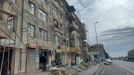 Nəsimi rayonu Alı Mustafayev küçəsi 23 saylı ünvanda binanın fasadında əsaslı təmir işləri aparılır.