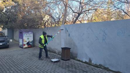 H.Seyidzadə küçəsi 2a ünvanıda yerləşən “Abad Həyət”də cari təmir işləri aparılır.