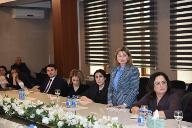 Nəsimi Rayon İcra Hakimiyyətində tam orta ümumtəhsil məktəblərinin və məktəbdənkənar təhsil müəssisələrinin rəhbərlərinin iştirakı ilə müşavirə keçirilib