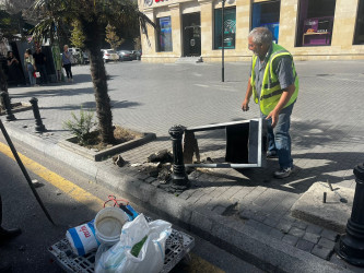 Nəsimi rayonunda kiçik tullantılar üçün nəzərdə tutulmuş yeni kiçik ölçülü tullantı qablarının quraşdırılması işləri həyata keçirilir.