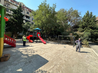 Mir Cəlal küçəsində yerləşən parkda cari təmir işləri aparılır.