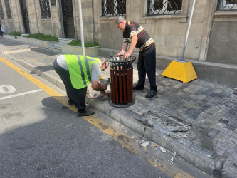 Nəsimi rayonunda kiçik tullantılar üçün nəzərdə tutulmuş yeni kiçik ölçülü tullantı qablarının quraşdırılması işləri həyata keçirilir.