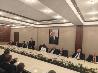 Nəsimi rayon İcra Hakimiyyətində “Heydər Əliyev Azərbaycanın dövlət qulluğu sisteminin banisidir” mövzusunda dəyirmi masa keçirilib