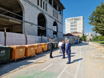 Nəsimi rayonu Mirzə Ağa Əliyev küçəsi boyu binaların fasadlarında təmir-bərpa işləri aparılır