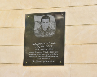 Nəsimi rayonunda şəhid Kazımov Vüsal Vüqar oğlunun xatirə lövhəsinin açılışı oldu.