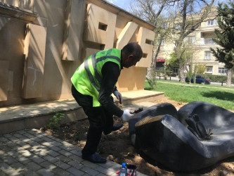 Mərkəzi küçə və prospektlərdə yeni kiçik tullantılar üçün qablar quraşdırılıb, cari təmir işləri aparılıb.