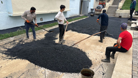 Nəsimi rayonunda binaları əhatə edən məhəllədaxili yollarda asfaltlaşma işləri aparılıb.