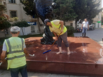 Parklarda heykəllər və abidələr yuyulmuş ətrafında təmizlik işləri aparılmışdır.