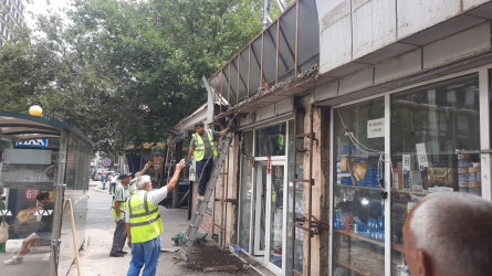 Ticarət obyektlərinin fasadında, yol kənarlarının hasar və istinad divarlarında təmir işləri aparılıb.