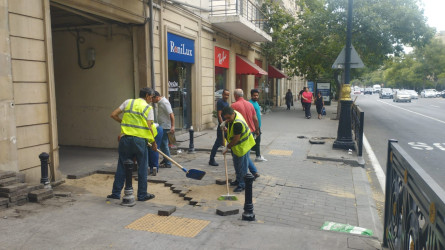 Rəşid Behbudov  küçəsi boyu  binaların fasadında təmir-bərpa işləri aparılır.