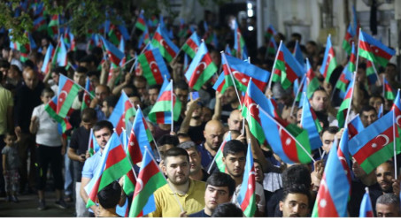 Məşədi Dadaş məscidində dini ibadətə gələn inanclı insanlar Azərbaycan bayrağı ilə qatılmışdılar.