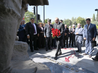 Prezident İlham Əliyev Bakıda Aşıq Ələsgərin abidəsinin açılışında iştirak edib