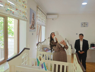 1 İyun – Uşaqların Beynəlxalq Müdafiəsi günü münasibəti ilə Nəsimi RİH-in məsul əməkdaşları 1 nömrəli Körpələr Evinə baş çəkiblər.