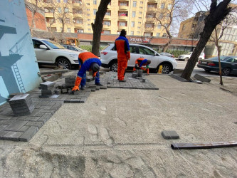 Nəsimi rayonunda C.Hacıbəyli küçəsinin piyada səkilərində aparılan təmir və bərpa işləri görülür