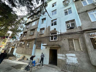 Nəsimi rayonu Cavadxan küçəsi 34-36 saylı binaların fasadında təmir bərpa işləri aparılır.