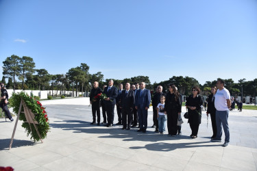 Nəsimi rayon ictimaiyyətinin nümayəndələri Anım Günü münasibətilə Hərbi Memorial Məzarlığı ziyarət etdi.