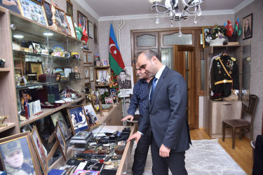 Nəsimi Rayon İcra Hakimiyyətinin başçısı Elxan İbrahimov “Qarabağ” ordenli şəhid kapitan Hüseynzadə Həmidağa Bağı oğlunun ailəsini ziyarət edib.