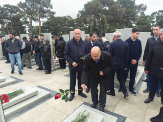 Nəsimi rayon ictimaiyyətinin nümayəndələri Anım Günü münasibətilə Hərbi Memorial Məzarlığı ziyarət etdi.