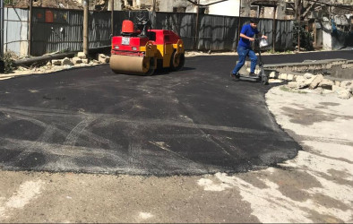 Nəsimi rayonunda məhəllədaxili yollarda asfaltlaşma işləri davam etdirilir.