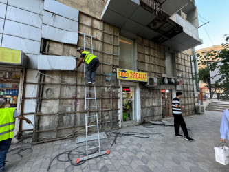 Ticarət obyektlərinin fasadında, yol kənarlarının hasar və istinad divarlarında təmir işləri aparılıb.