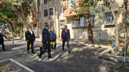 H.B.Əliyev küçəsi 9, 11, 15 və 17 saylı binaların ətrafında abadlıq-quruculuq işləri davam etdirilir.