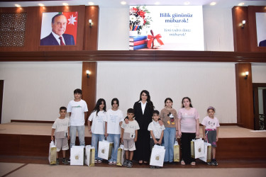 15 Sentyabr - Bilik Günü və 2026/2027-ci tədris ilinin başlanması münasibətilə Nəsimi rayon İcra Hakimiyyəti tərəfindən bir qrup məktəbliyə məktəbli formaları verilmişdir.
