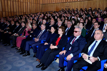 Nəsimi rayonunda Ulu Öndər Heydər Əliyevin anadan olmasının 103-cü ildönümünə həsr olunmuş “Heydər Əliyev irsinin konseptual əsasları: ənənə ilə müasirliyin vəhdəti” mövzusunda tədbir keçirilib