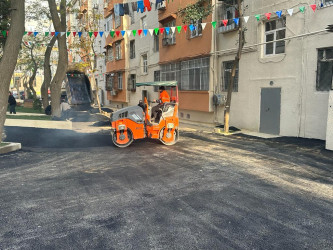 Nəsimi rayonunda məhəllədaxili yollarda asfaltlaşma işləri aparılıb.