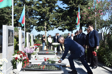 Nəsimi rayon ictimaiyyətinin nümayəndələri Anım Günü münasibətilə Hərbi Memorial Məzarlığı ziyarət etdi.