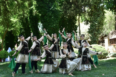 1 İyun- Uşaqların Beynəlxalq Müdafiəsi günü münasibətilə Zabitlər Parkında bayram tədbiri keçirilib.